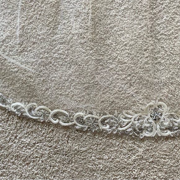 Wedding Veil Ivory Tulle Embroidered Beaded Fingertip Length - Picture 6 of 10